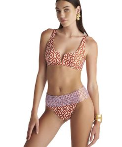 Το γυναικείο ψηλόμεσο σλιπ μαγιό BLU4U 'BRONZE AZTEC' (Κωδικός: 25365185) είναι ένα κομψό, ethnic κομμάτι που συνδυάζει την άνεση με τη σύγχρονη αισθητική, προσφέροντας παράλληλα δυνατότητα προσαρμογής της κάλυψης.